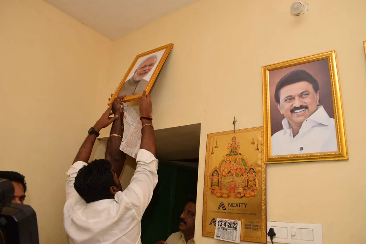 ஸ்டாலின் படம் அருகே மோடி படம்