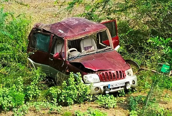 விபத்தில் சிக்கிய கார்