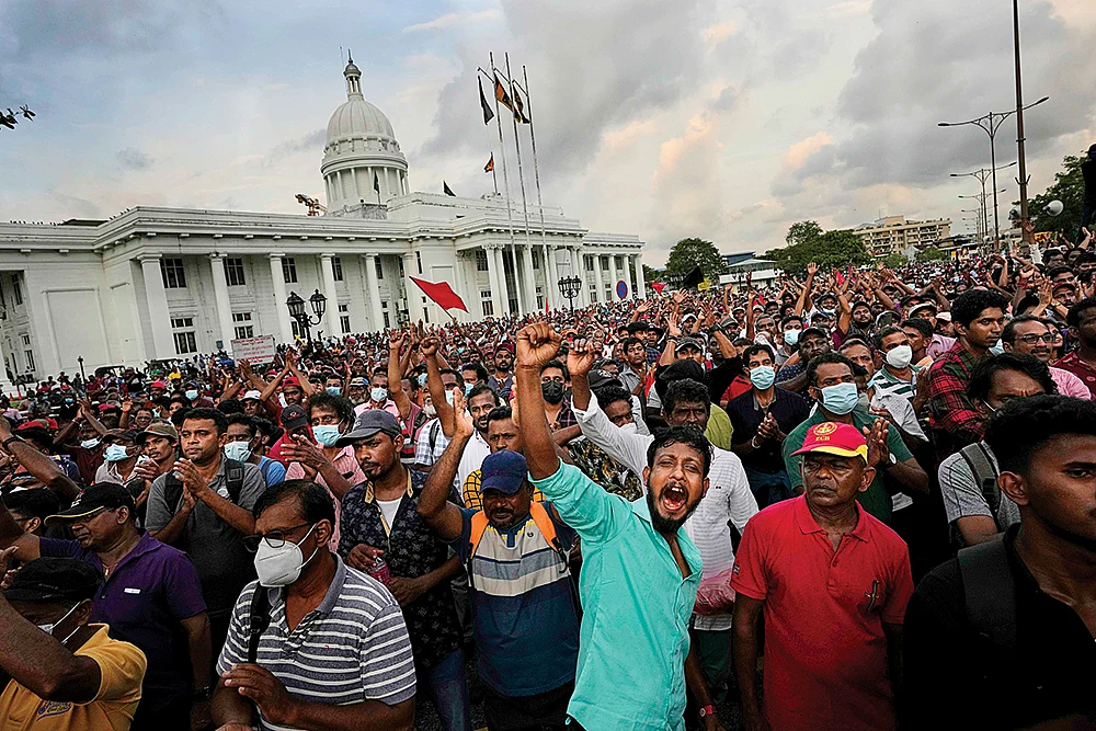 திண்டாடும் மக்கள்... தீர்வின்றித் திணறும் அரசு! - இலங்கையிலிருந்து நேரடி ரிப்போர்ட்!