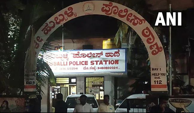 கர்நாடகா: வலைதள பதிவால் வெடித்த வன்முறை; நள்ளிரவில் காவல்நிலையம் மீது தாக்குதல் - 12 காவலர்கள் காயம்