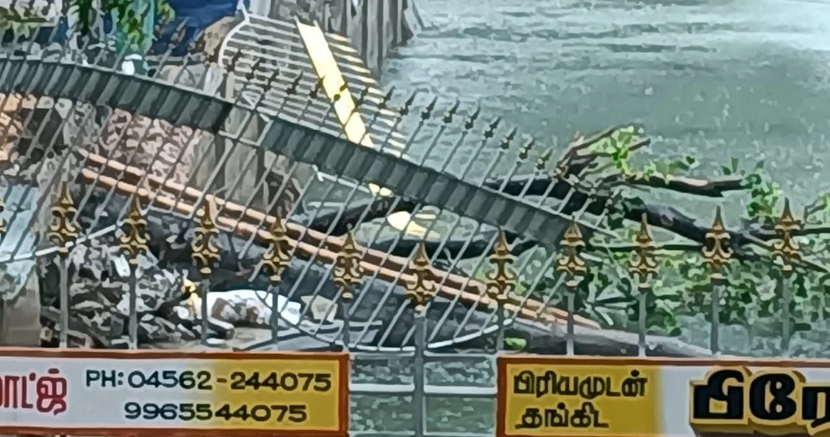 சுற்றுச்சுவா் இடிந்து விழுந்துகிடக்கும் படம்