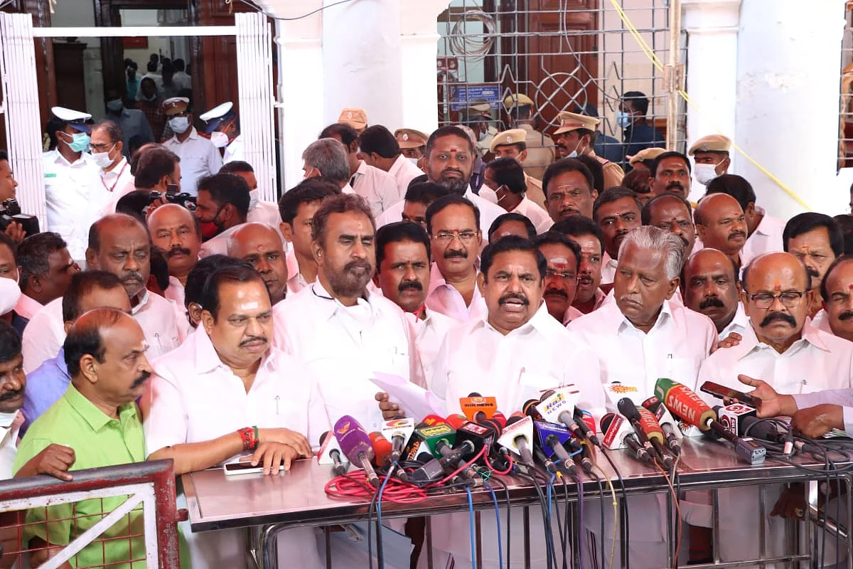 அதிமுக-வினர்
