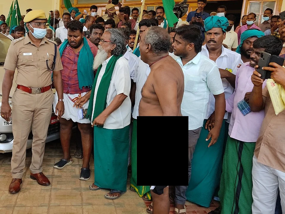 `நீங்க என்ன கழட்டுறது நாங்களே கழட்டிக்குறோம்!' - நிர்வாண போராட்டம் நடத்திய விவசாயிகள்; நடந்தது என்ன?