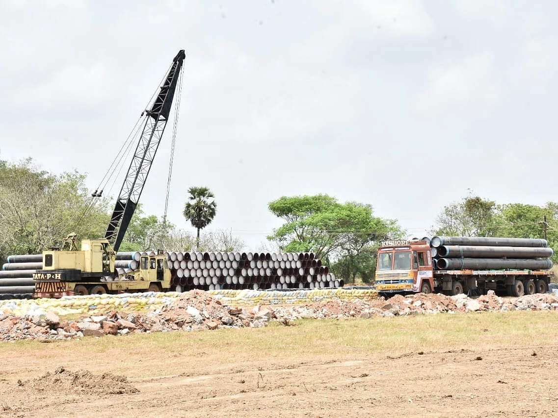 திடீரென இறக்கப்பட்ட
எண்ணெய்க் குழாய்கள்;
ONGC-யின் வேலையா? பீதியில் கடுவன்குடி கிராம மக்கள்!