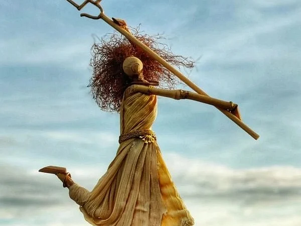 “என் தாயைத்தான் சிலையாக வடித்திருக்கிறேன்!” - தமிழணங்கு ஓவியத்தை சிற்பமாக வடித்த மாணவன்