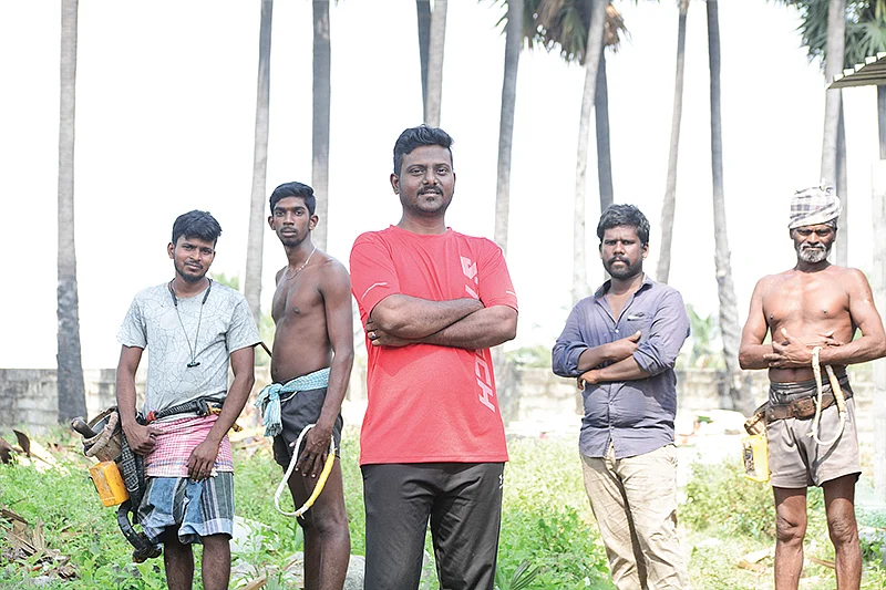 பனைமரம் ஏறுபவர்களுடன் விஸ்வநாதன்