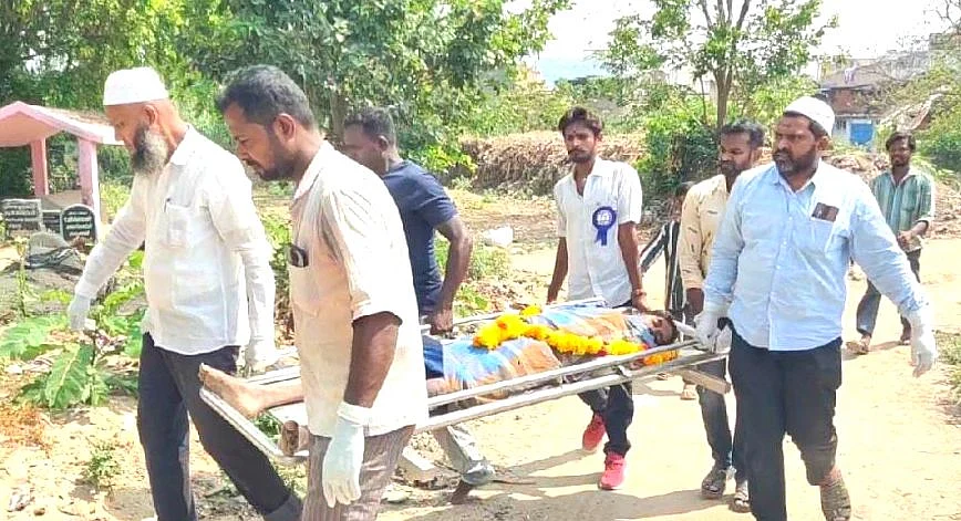உடலைச் சுமந்துசென்ற இஸ்லாமிய அமைப்பினர்...