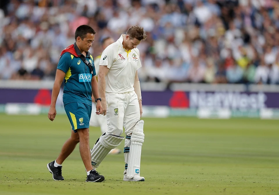 Steve Smith returning back to pavilion as retire hurt after being hit in his head by Jofra Archer