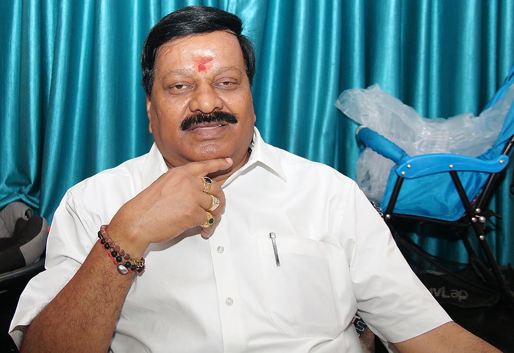 “பன்னீர் பல அவமானங்களை தாங்கிக்கொண்டிருக்கிறார்!” 