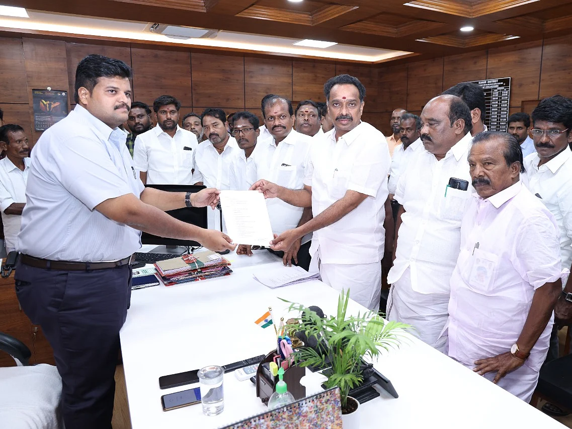 ``எங்கள் புகாரைத் தொடர்ந்து அவசரமாக சாலை வேலை நடக்குது!" - குற்றம்சாட்டும் எம்.ஆர்.விஜயபாஸ்கர்