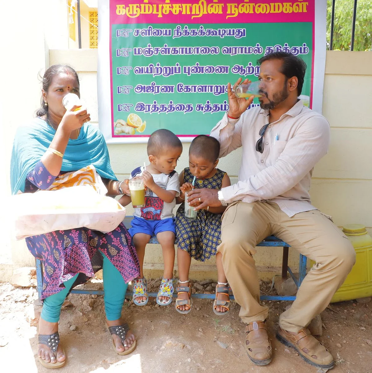 கரும்பு ஜூஸ் குடிக்கும் வாடிக்கையாளர்கள்