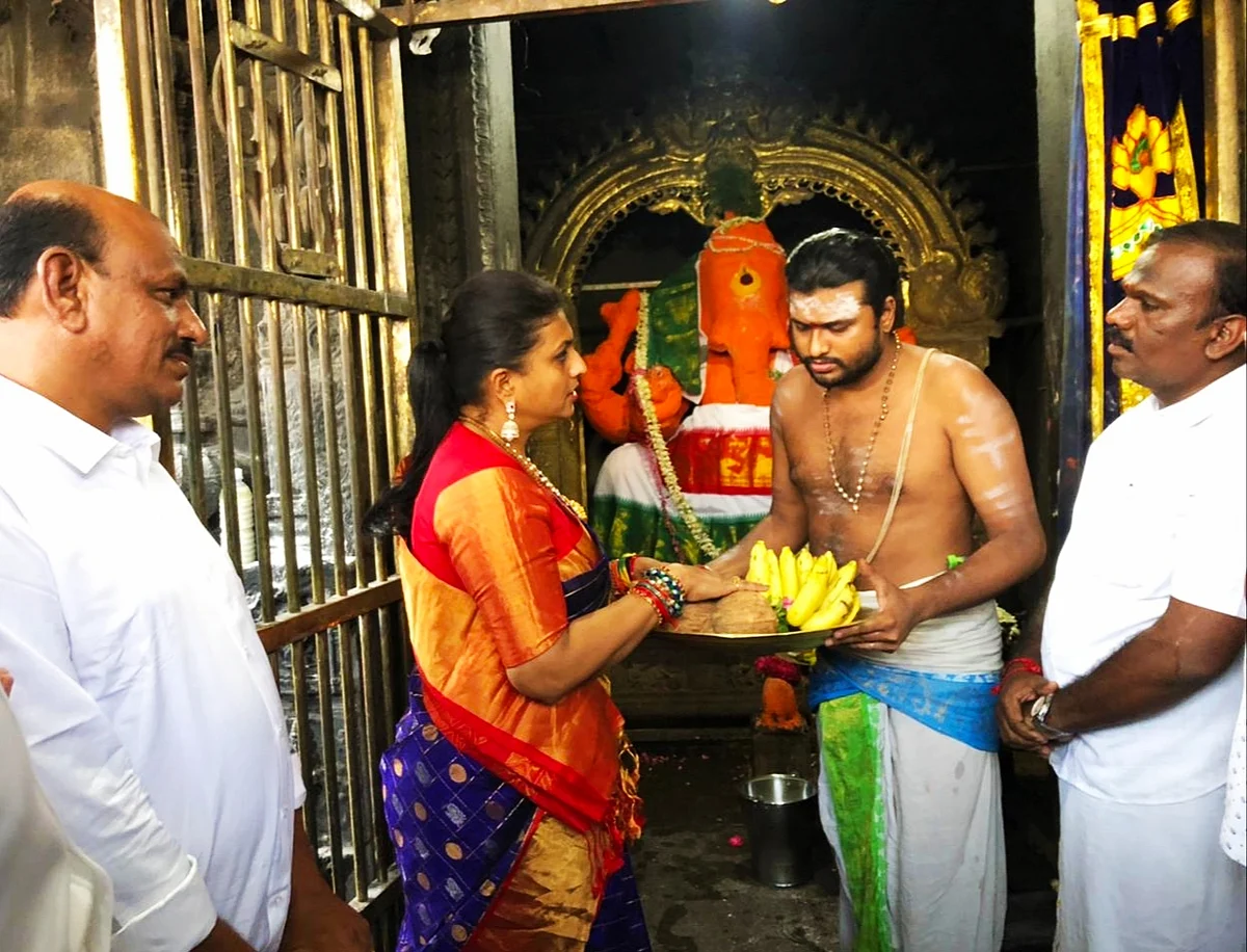 சாமி தரிசனம் செய்த ரோஜா