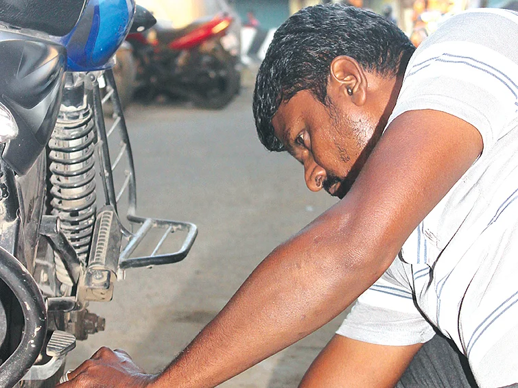 "மெக்கானிக்னா பொண்ணு கொடுக்க மாட்டேங்கிறாங்க!"