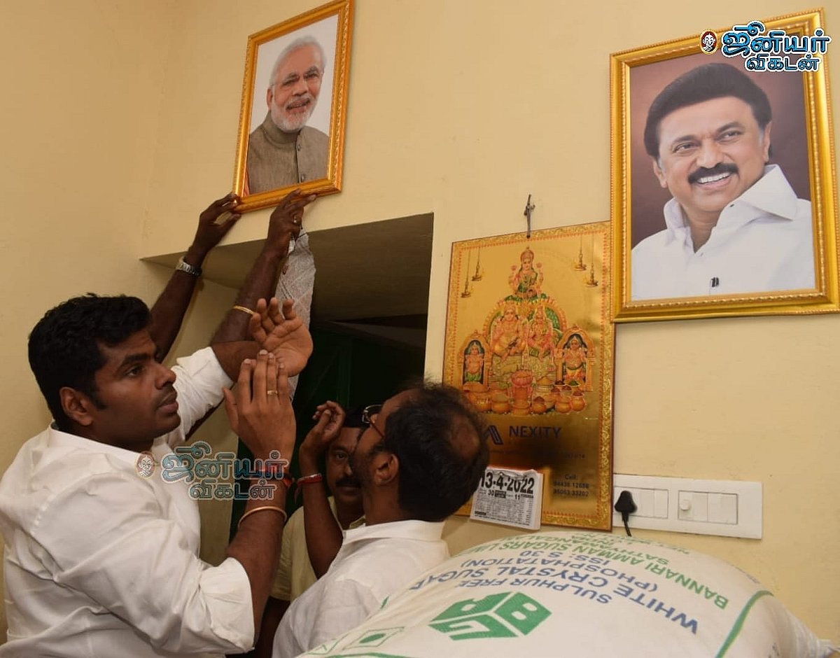 கோவை ரேஷன் கடையில், முதல்வர் ஸ்டாலின் படம் அருகே பிரதமர் மோடி படத்தை மாட்டிய அண்ணாமலை!