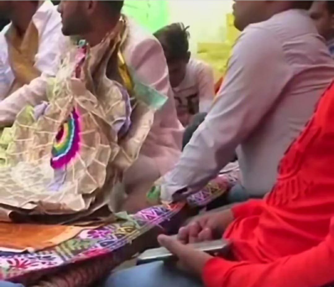 மணமகன் அணிந்திருந்த பணமாலை... பணத்தை உருவிய நண்பன் - வைரல் வீடியோ!