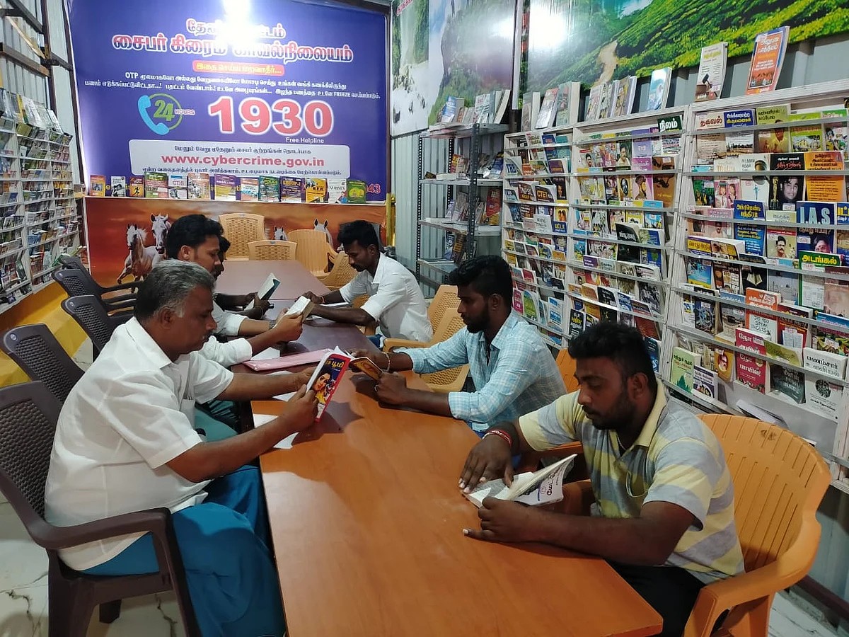 தேனி: சாணத்தில் நகையெடுத்தவர், காவல் நிலையத்தில் நூலகம் அமைத்தார்; இன்ஸ்பெக்டருக்குப் பாராட்டு மழை!
