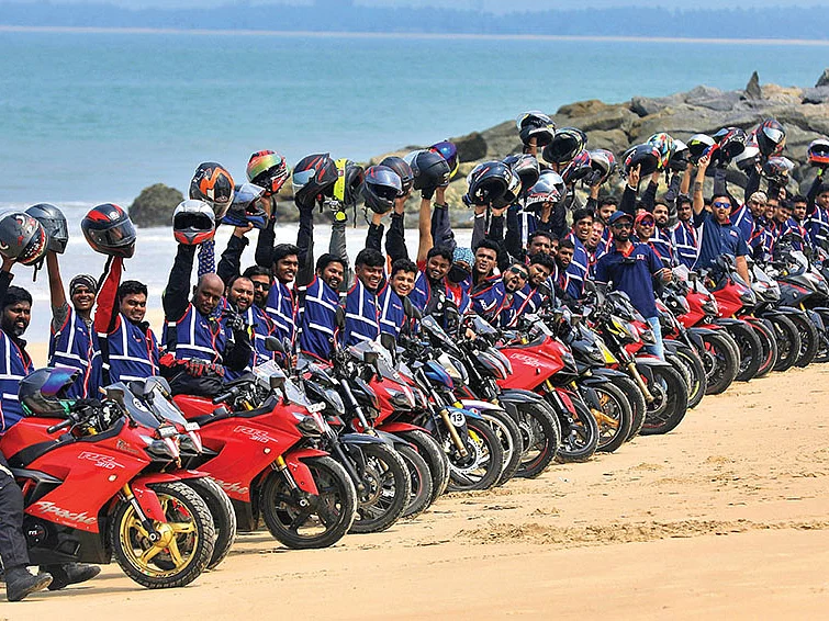 அப்பாச்சி ஓனரா நீங்க? - இந்த குரூப்பில் சேருங்க!