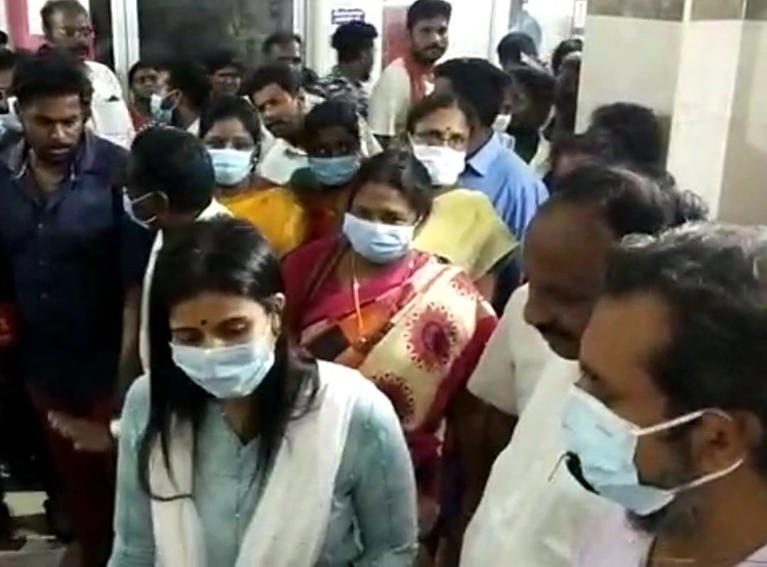 `பள்ளி மதிய உணவில் காலாவதியான முட்டையா?’ -  மாணவர்களுக்கு வாந்தி, மயக்கம்; ஆட்சியர் விசாரணை 
