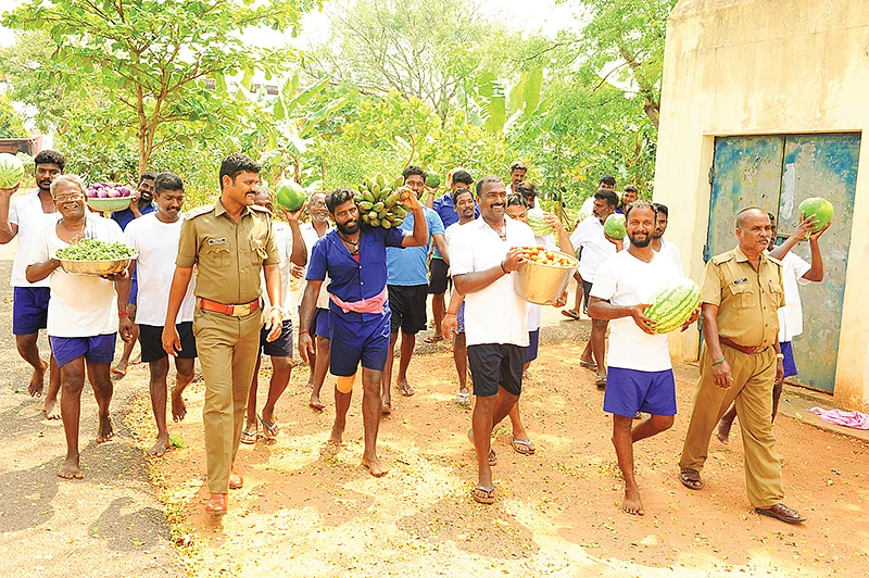சிறைவாசிகள் விளைவித்த காய்கறிகளுடன்