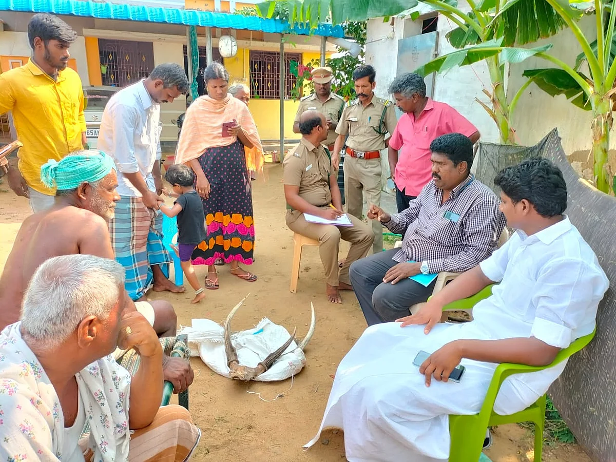 வனத்துறை அதிகாரிகள் விசாரணை நடத்திய காட்சி