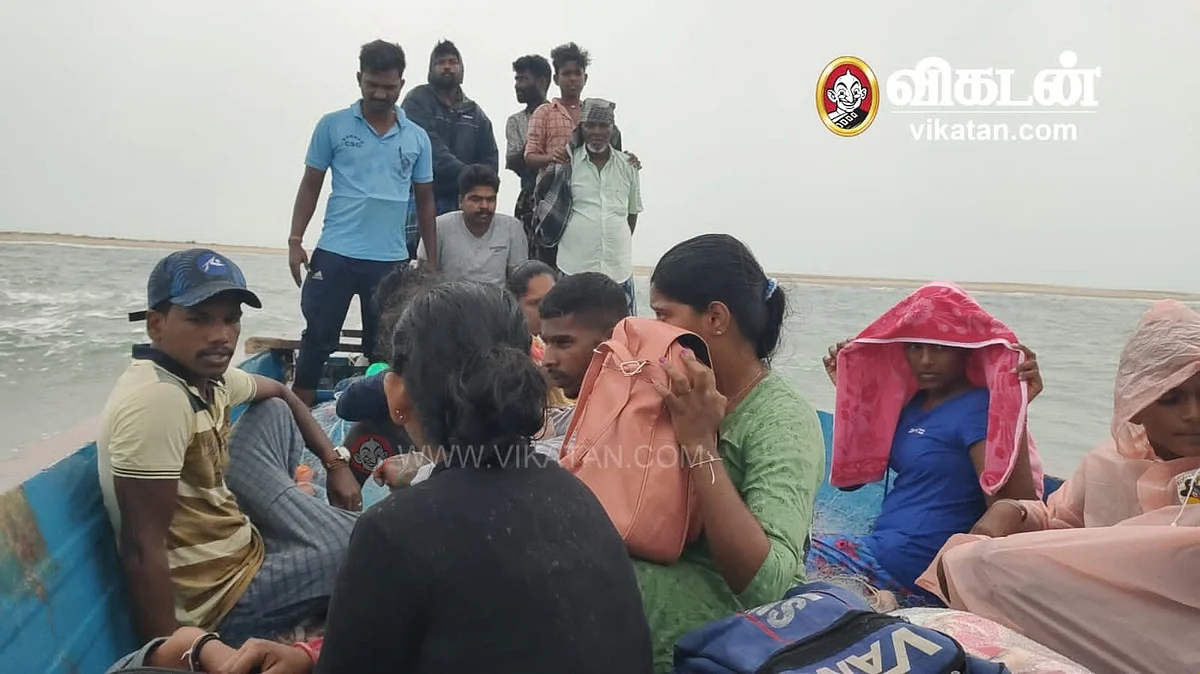 தீவில் இருந்து படகுகளில் மீட்கப்பட்டு வந்த அகதிகள்