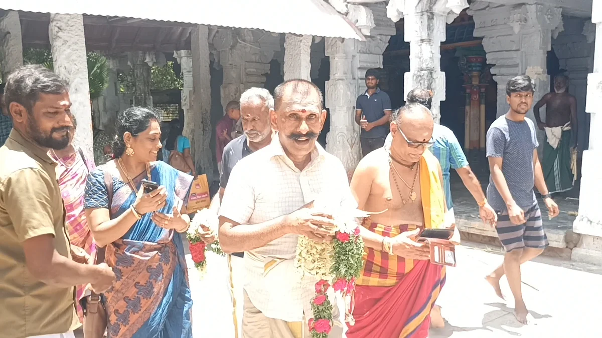 கோயிலை வலம் வந்த
பொன்மாணிக்கவேல்