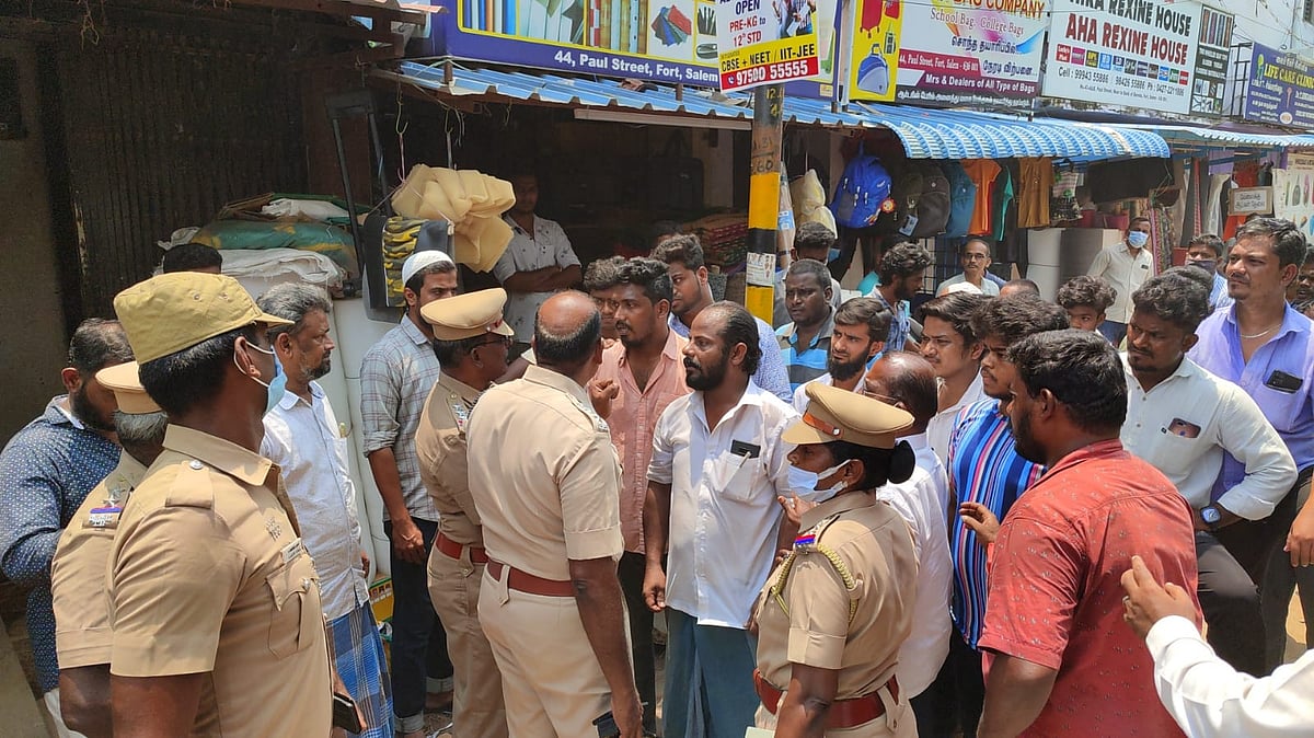 சேலம்: சாக்கடை மீது சாலை; தட்டிக்கேட்ட சுயேச்சை கவுன்சிலர் மீது திமுக-வினர் தாக்குதல்? 