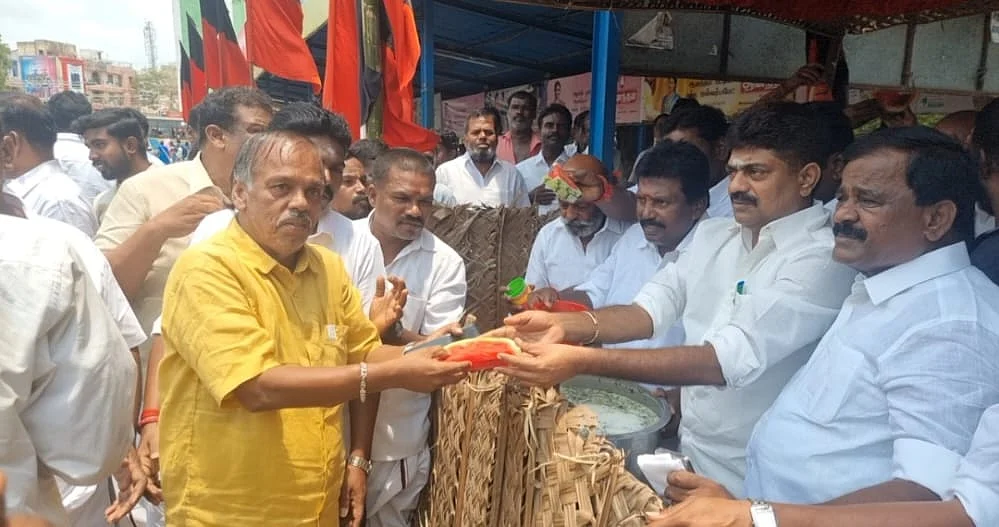 பொதுமக்களுக்கு தர்பூசணிபழம் வழங்கப்பட்ட காட்சி