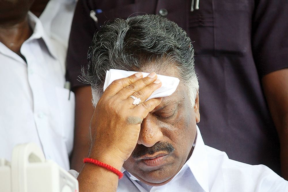 “பன்னீர் பல அவமானங்களை தாங்கிக்கொண்டிருக்கிறார்!”