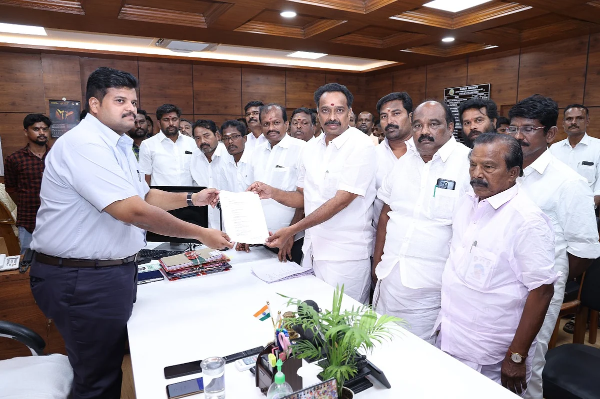 மனு அளிக்கும் எம்.ஆர்.விஜயபாஸ்கர்