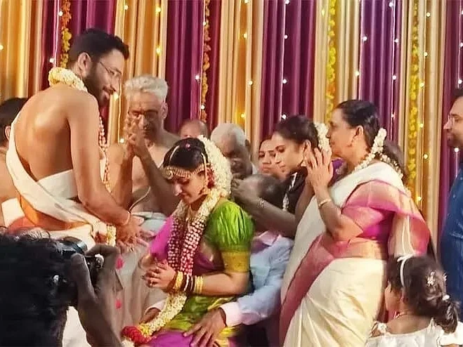 ஆலப்புழா கலெக்டரை மணந்த சுகாதாரத்துறை இணை இயக்குநர்; கவனம் ஈர்த்த கேரள ஐ.ஏ.எஸ் ஜோடி திருமணம்!