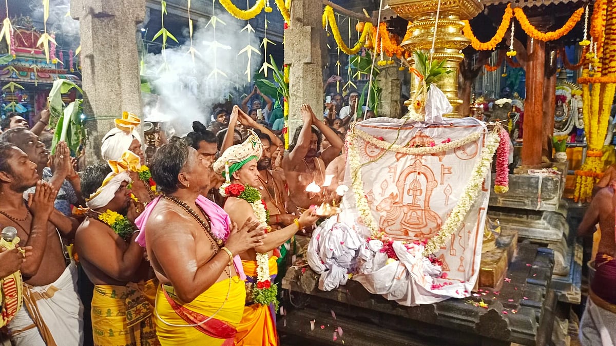 தூத்துக்குடி: சங்கர ராமேஸ்வரர் திருக்கோயிலில் சித்திரைத் திருவிழா கொடியேற்றத்துடன் தொடக்கம்! 