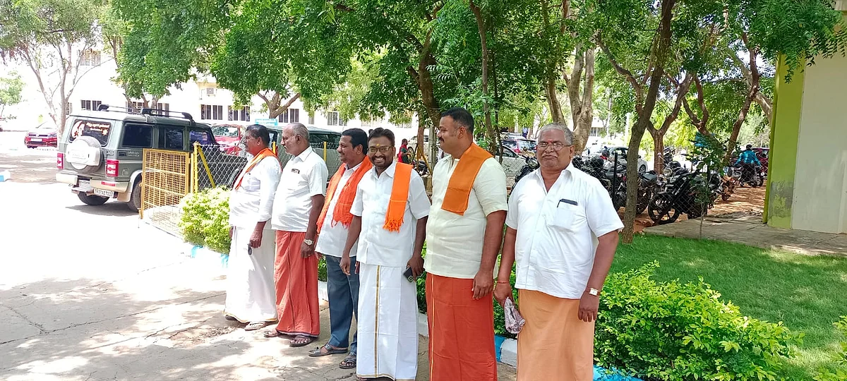 மனு அளிக்க வந்த இந்து அமைப்பினர்
