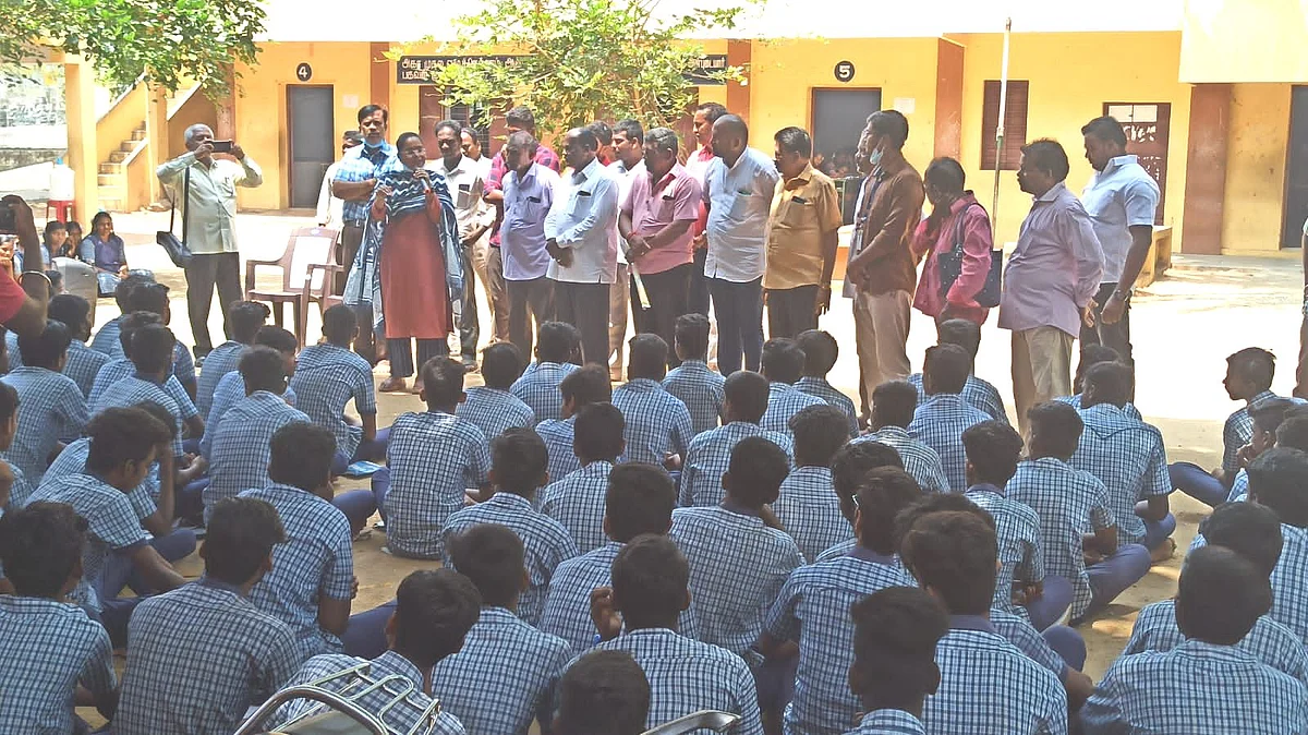 மாணவர்களுக்கு அறிவுரை வழங்கும் வருவாய் கோட்டாட்சியர்