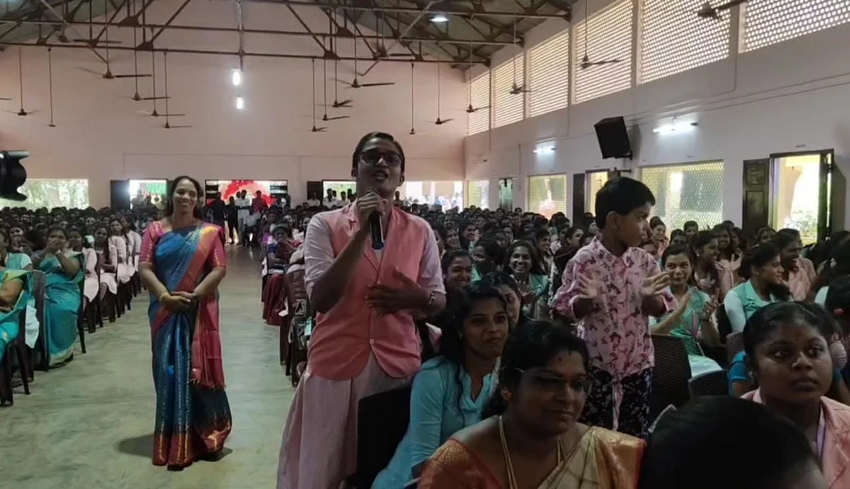 கேள்வி கேட்கும் மாணவி