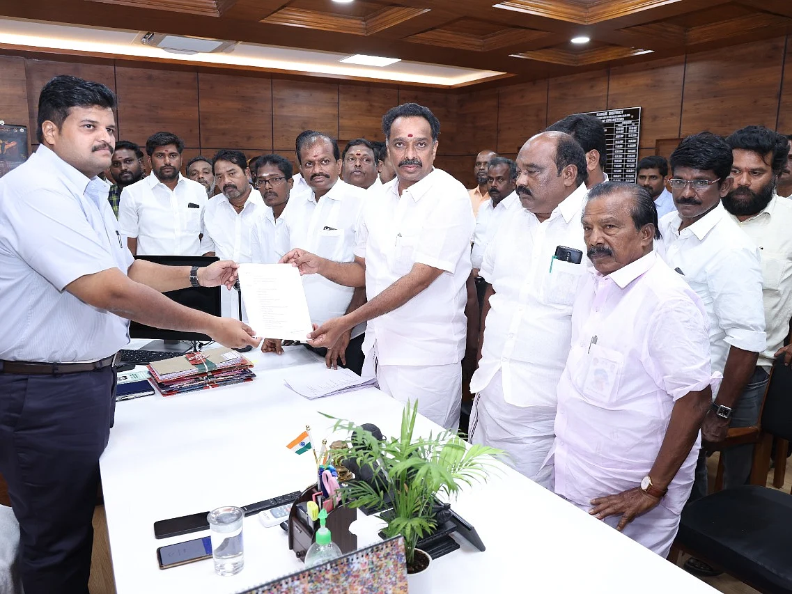 கரூர் : அதிமுக சொன்ன ரூ. 3 கோடி ஊழல் புகார்... 4 நெடுஞ்சாலை அதிகாரிகள் சஸ்பெண்ட்! - நடந்தது என்ன?