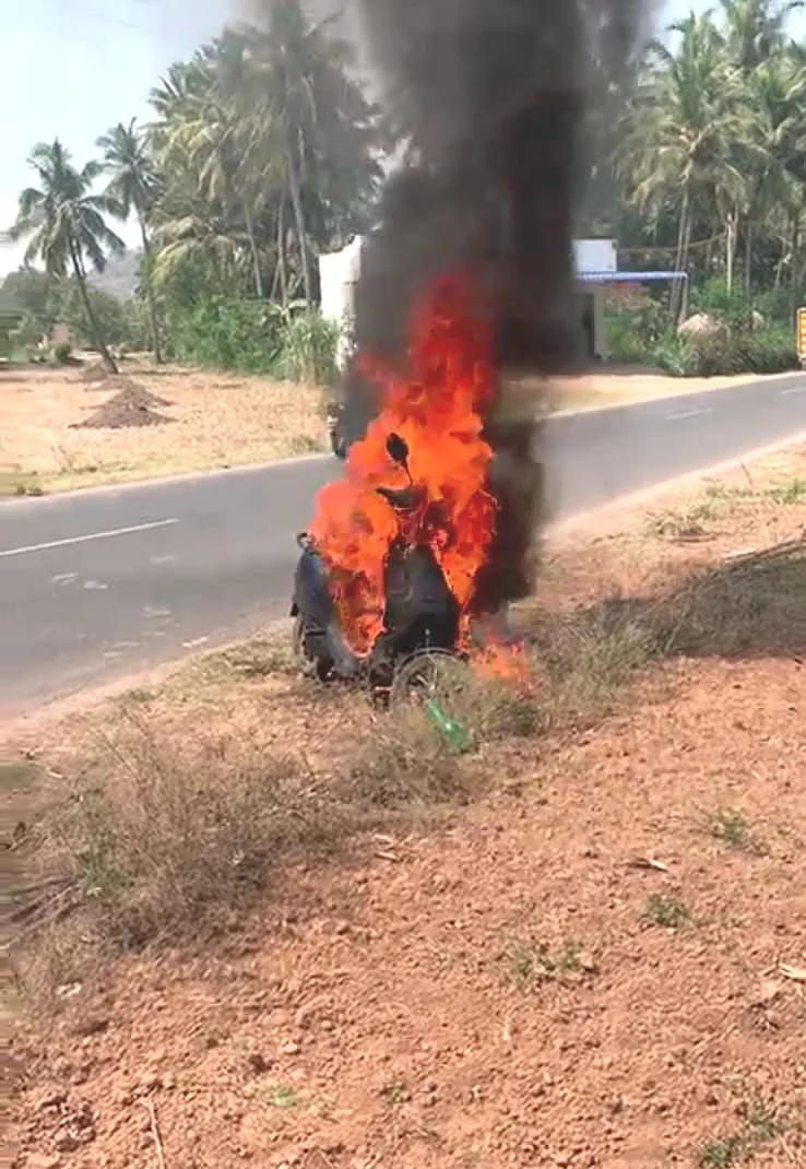 கொழுந்துவிட்டு எரியும் ஓலா ஸ்கூட்டர்