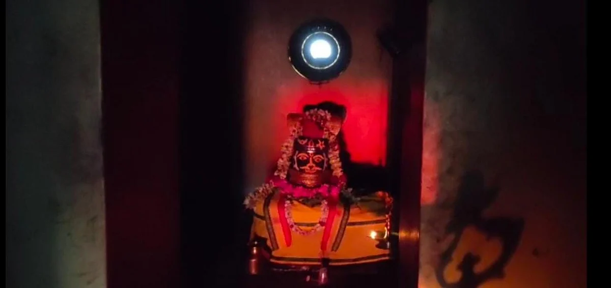ஈசன் மீது விழும் சூரிய ஒளிக்கதிர்
