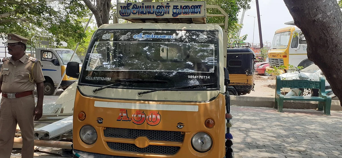 பறிமுதல் செய்யப்பட்ட லோடு ஆட்டோ