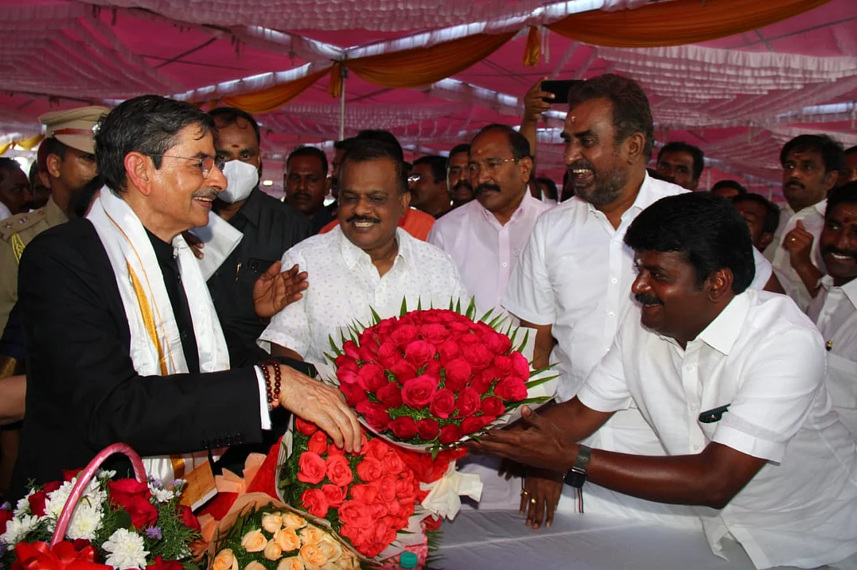 ஆளுநர் அளித்த தேநீர் விருந்தில்...