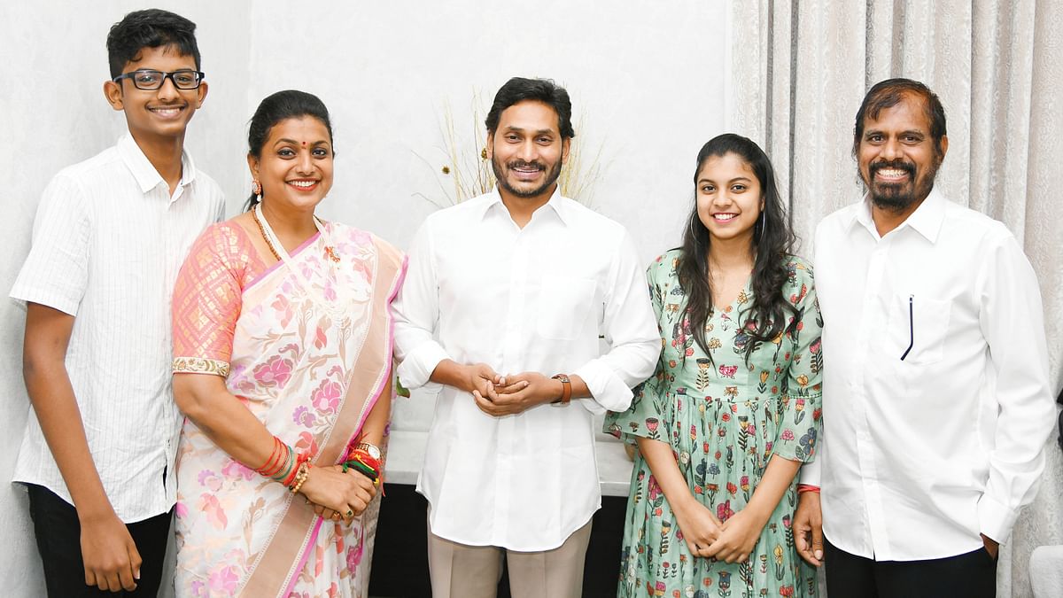 முதல்வருடன் ரோஜா குடும்பம்