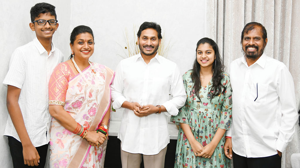 முதல்வருடன் ரோஜா குடும்பம்