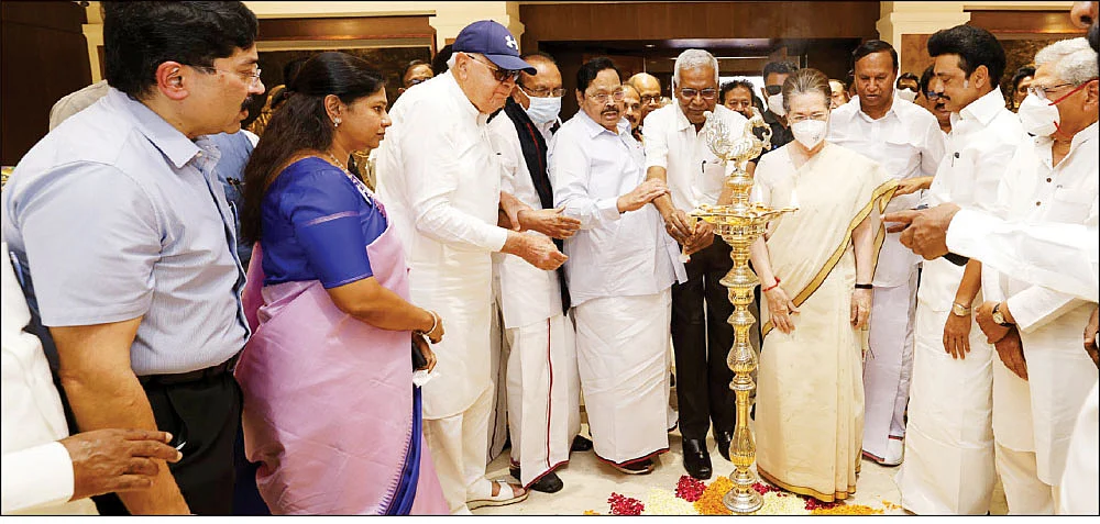 மிஸ்டர் கழுகு: எஸ்கேப் ஆன ராகுல்... கால் கடுக்க நின்ற சோனியா... கடைசியாகப் பரிசு வாங்கிய கனிமொழி...