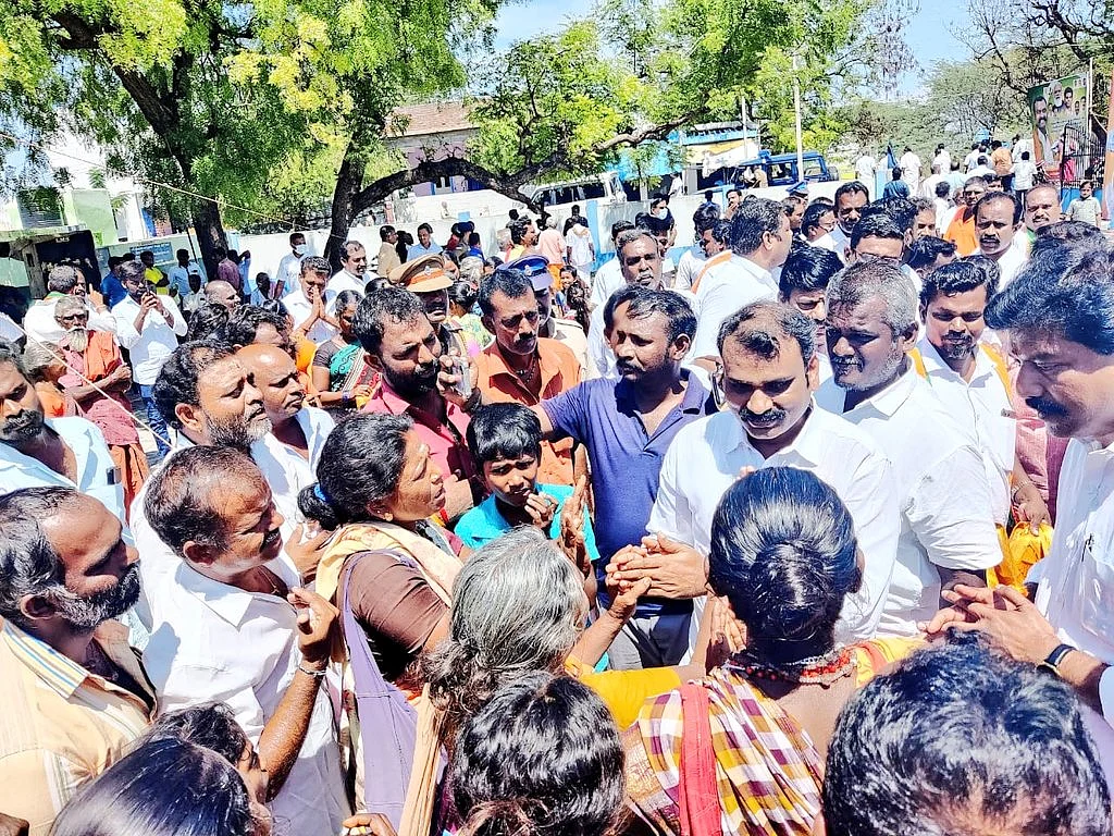 பழங்குடியின மக்களுடன் அமைச்சா் முருகன்