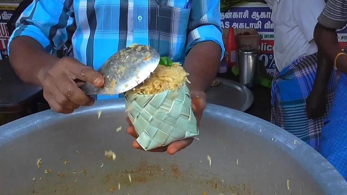 பனையோலைப் பெட்டியில் பிரியாணி பார்சல்