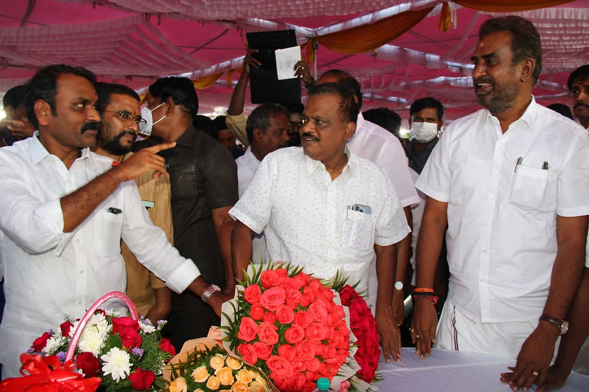 ஆளுநர் அளித்த தேநீர் விருந்தில்...