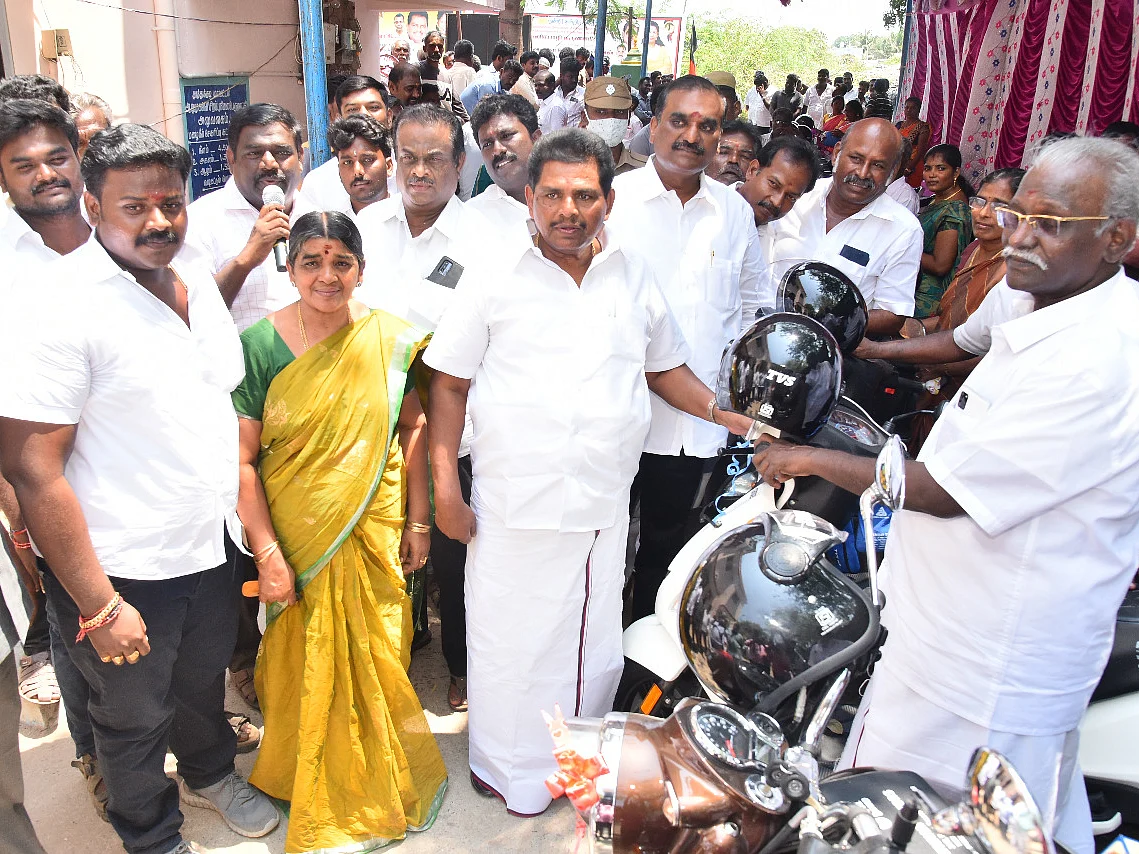 `குறைகளை கேட்டு நிவர்த்திக்கணும்!'-17 வார்டு கவுன்சிலர்களுக்கும் ஸ்கூட்டர் வழங்கிய பேரூராட்சி தலைவி