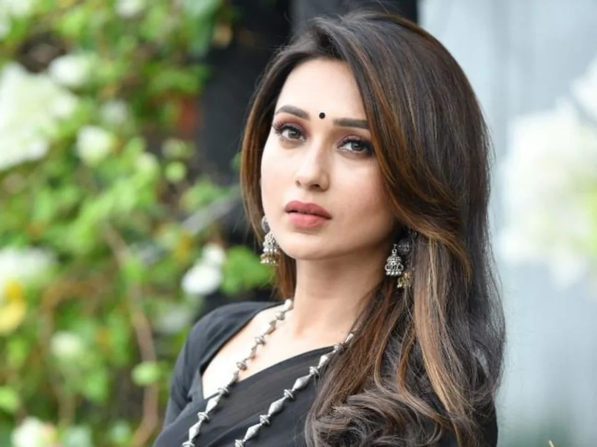 ரோஜா மட்டுமல்ல; இவர்களும் சினிமாவிலிருந்து அரசியலுக்கு வந்த கதாநாயகிகள்தான்!| Photo Story