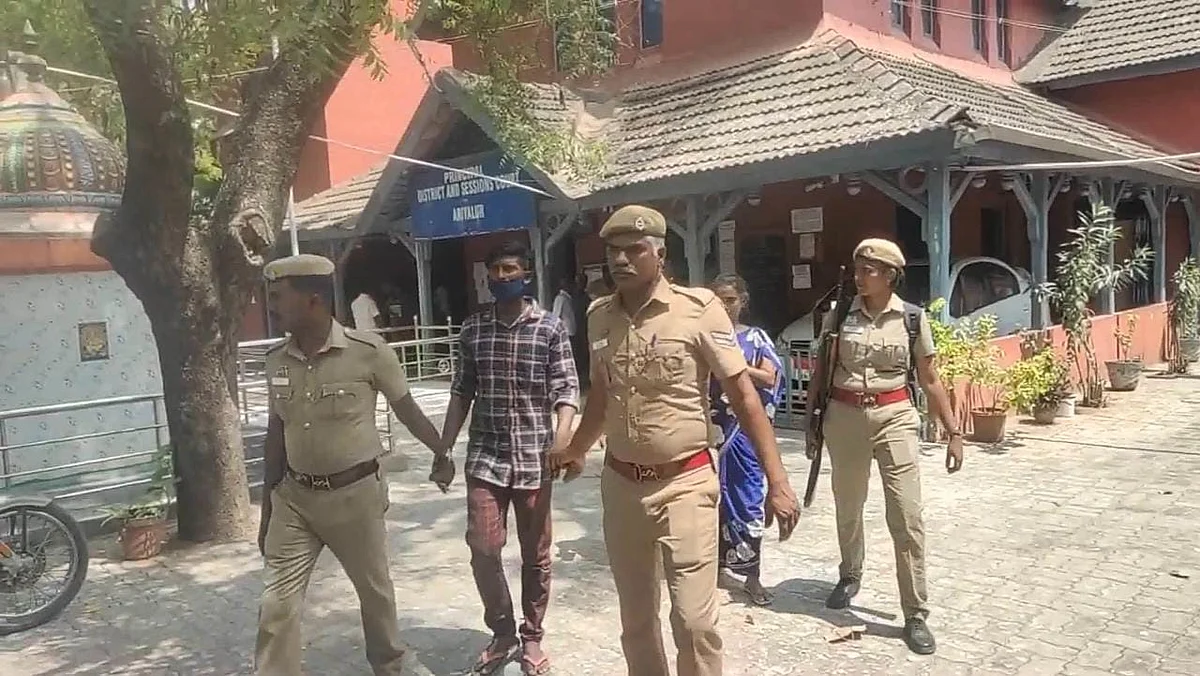 திருச்சி மத்திய சிறைச் சாலைக்கு அழைத்துச்செல்லும் போலீஸார்
