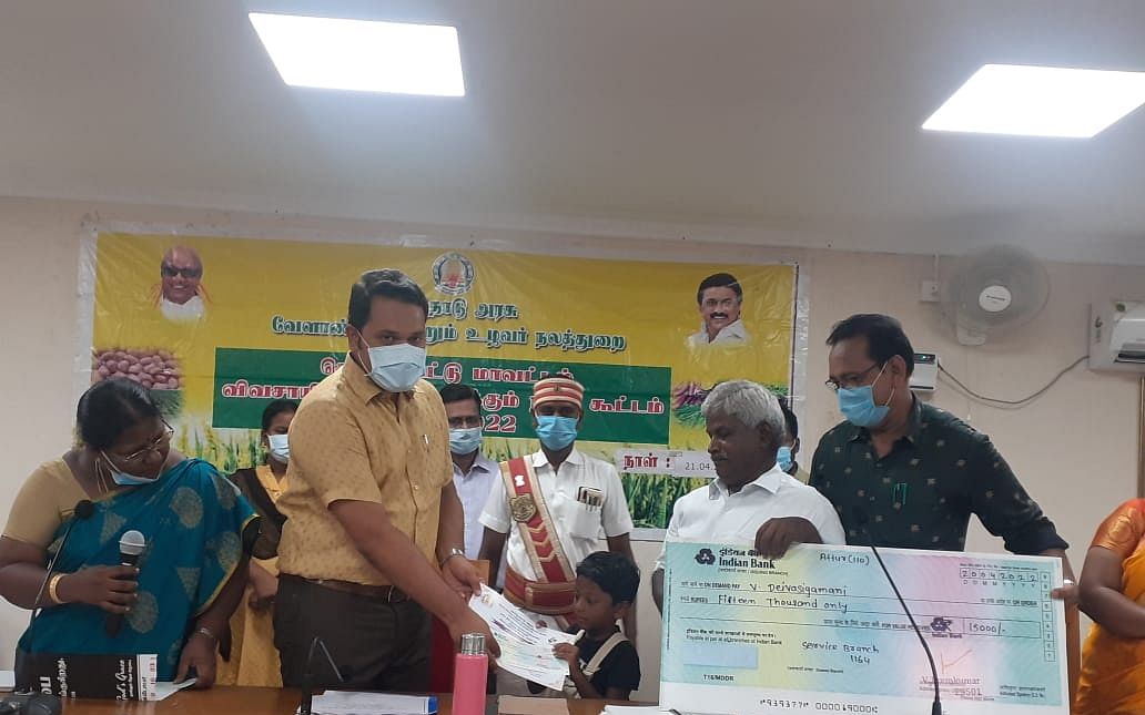 `இயற்கைதான் விவசாயம் செய்யுது; நான் அதை பார்த்துக்கிட்டிருக்கேன்!' - பரிசு பெற்ற இயற்கை விவசாயி